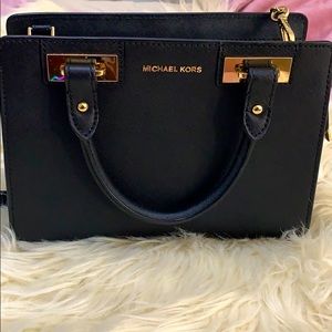 Michael Kors (Medium) Quinn cross body bag.